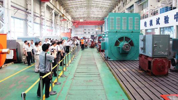 西安泰富西瑪電機成功開發(fā)YR系列4500KW大型廢鋼鐵破碎電機。
