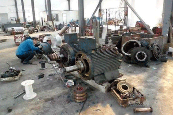 西安西瑪電機(jī)驅(qū)動軸修理中軸向間隙的測量。